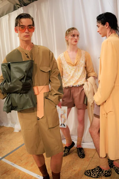 Look 16